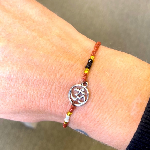 Gorgeous om charm skinny bracelet - Picture 1 of 2